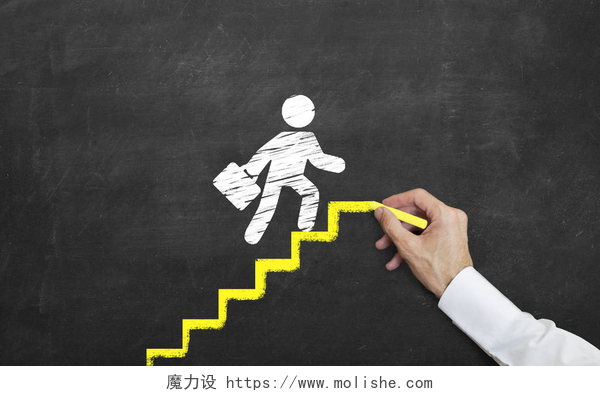 在黑板上用黄色的铅笔画出阶梯白色的小人在往上走在商业生活中的推广和成功的概念。画黄色楼梯的人